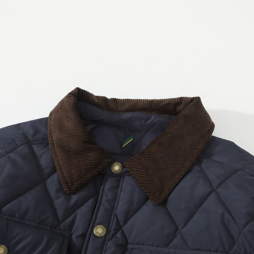 P370 #59 Ralph Lauren classic rhombus quilted cotton jacket for men and women. Inspired by retro workwear, it blends with contemporary British style. The imported machine-pressed rhombus quilting is accurately aligned, and the three-dimensional H-shaped tailoring is neat and slim. It is not bulky when layered in autumn and winter, and still maintains a light style.  Texture is reflected in the details: customized metal buckles, corduroy lapels, breathable eyelets under the arms, and slits on the hem, all replicating the brand's high-end genes. All excipients are standardized!  Five colors to choose from: black/khaki/brown/green/navy blue, easy to switch between commuting, leisure, and travel occasions. Function and appearance coexist: 37.5°C temperature control black technology, breathable and moisture-proof, anti-slip cotton patented fabric, temperature-locking, soft and waxy, durable and stylish. A retro warm-keeping item that can handle low temperatures calmly. The details are all made of craftsmanship, and the style has no limits. It has a classy look that will turn heads.  Color: Khaki Black Navy Green Brown Size: S M L